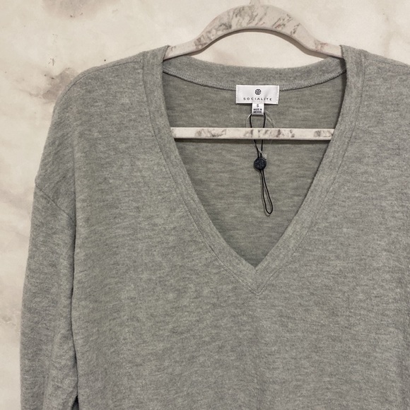 Socialite V-neck Fleece Long Sleeve Top - Picture 4 of 9